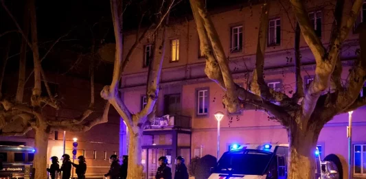 FOTOGRAFÍA. SALT (GIRONA) CATALUÑA (REINO DE ESPAÑA) 12 DE MARZO DE 2025. Segunda noche de disturbios en Salt. Más de un centenar de personas han protagonizado este martes una segunda noche de disturbios y ataques a los Mossos d'Esquadra. El origen de las protestas se remonta al pasado viernes cuando, según fuentes policiales, se procedió al desalojo de una familia de inmigrantes islamistas —un imán y su familia— de la vivienda que había ocupado durante los últimos cinco años. Efe