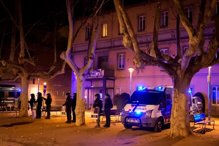 FOTOGRAFÍA. SALT (GIRONA) CATALUÑA (REINO DE ESPAÑA) 12 DE MARZO DE 2025. Segunda noche de disturbios en Salt. Más de un centenar de personas han protagonizado este martes una segunda noche de disturbios y ataques a los Mossos d'Esquadra. El origen de las protestas se remonta al pasado viernes cuando, según fuentes policiales, se procedió al desalojo de una familia de inmigrantes islamistas —un imán y su familia— de la vivienda que había ocupado durante los últimos cinco años. Efe