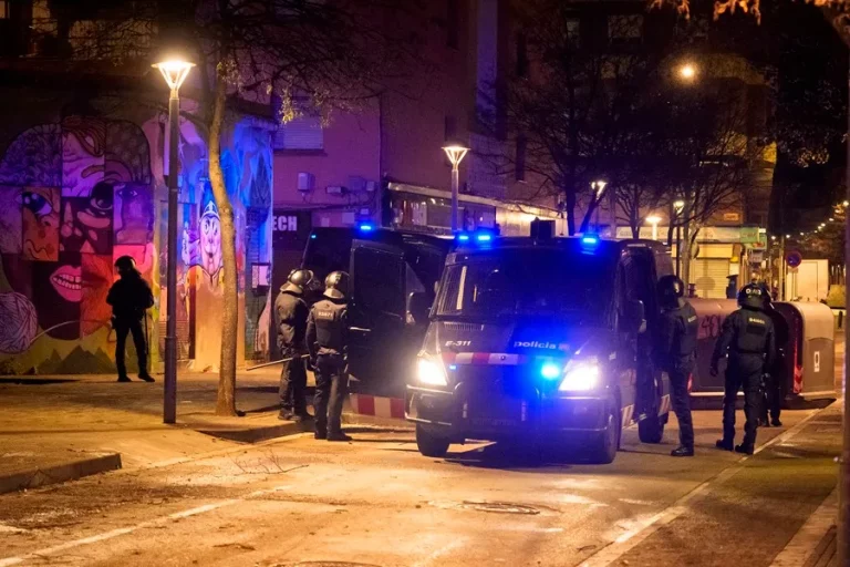 FOTOGRAFÍA. SALT (GIRONA) CATALUÑA (REINO DE ESPAÑA) 12 DE MARZO DE 2025. Segunda noche de disturbios en Salt. Más de un centenar de personas han protagonizado este martes una segunda noche de disturbios y ataques a los Mossos d'Esquadra. El origen de las protestas se remonta al pasado viernes cuando, según fuentes policiales, se procedió al desalojo de una familia de inmigrantes islamistas —un imán y su familia— de la vivienda que había ocupado durante los últimos cinco años. Efe