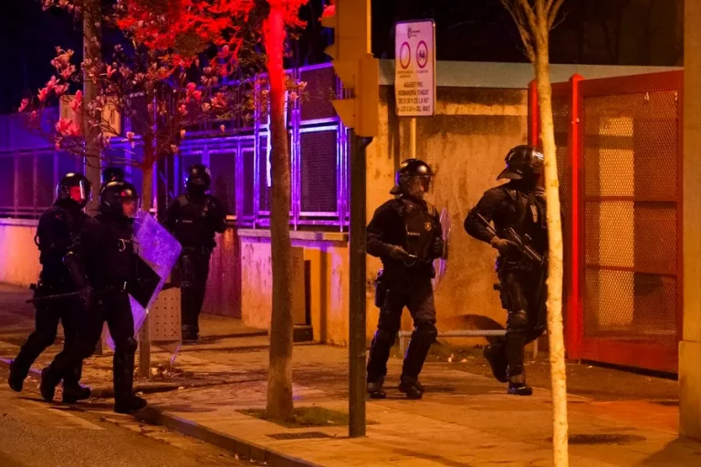 FOTOGRAFÍA. SALT (GIRONA) CATALUÑA (REINO DE ESPAÑA) 12 DE MARZO DE 2025. Segunda noche de disturbios en Salt. Más de un centenar de personas han protagonizado este martes una segunda noche de disturbios y ataques a los Mossos d'Esquadra. El origen de las protestas se remonta al pasado viernes cuando, según fuentes policiales, se procedió al desalojo de una familia de inmigrantes islamistas —un imán y su familia— de la vivienda que había ocupado durante los últimos cinco años. Efe