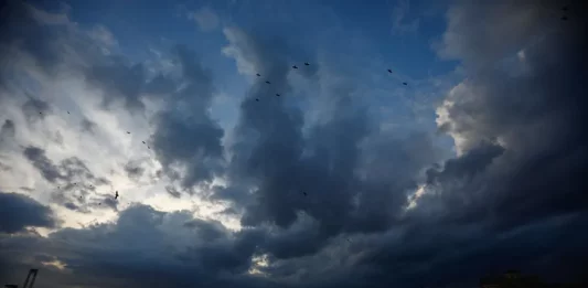 FOTOGRAFÍA. CÓRDOBA (ANDALUCÍA) REINO DE ESPAÑA, 07 DE MARZO DE 2025. Cielos nubosos al caer la tarde de este viernes en Córdoba, Comunidad Autónoma de Andalucía, ante la llegada de la borrasca Jana. Diecisiete comunidades autónomas (todas excepto Murcia y Melilla) están hoy en alerta ante el paso de la borrasca Jana, que va a dejar lluvias muy fuertes en casi todo el país, además de precipitaciones de nieve en muchos lugares, según los datos de la Agencia Estatal de Meteorología (Aemet). Efe