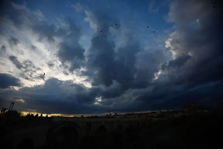 FOTOGRAFÍA. CÓRDOBA (ANDALUCÍA) REINO DE ESPAÑA, 07 DE MARZO DE 2025. Cielos nubosos al caer la tarde de este viernes en Córdoba, Comunidad Autónoma de Andalucía, ante la llegada de la borrasca Jana. Diecisiete comunidades autónomas (todas excepto Murcia y Melilla) están hoy en alerta ante el paso de la borrasca Jana, que va a dejar lluvias muy fuertes en casi todo el país, además de precipitaciones de nieve en muchos lugares, según los datos de la Agencia Estatal de Meteorología (Aemet). Efe