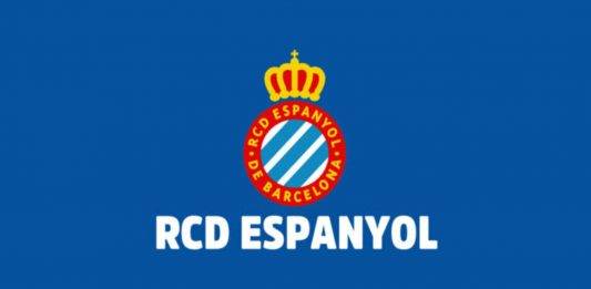 FOTOGRAFÍA. CORNELLÁ DE LLOBREGAT (BARCELONA) REINO DE ESPAÑA, 15 DE MARZO DE 2025. Detalle de un logo del equipo de la ciudad de Cornellá de Llobregat (provincia de Barcelona) Comunidad autónoma de Cataluña, RCD Espanyol. Lasvocesdelpueblo (Ñ Pueblo)