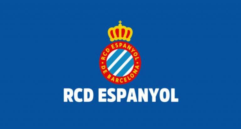 FOTOGRAFÍA. CORNELLÁ DE LLOBREGAT (BARCELONA) REINO DE ESPAÑA, 15 DE MARZO DE 2025. Detalle de un logo del equipo de la ciudad de Cornellá de Llobregat (provincia de Barcelona) Comunidad autónoma de Cataluña, RCD Espanyol. Lasvocesdelpueblo (Ñ Pueblo)