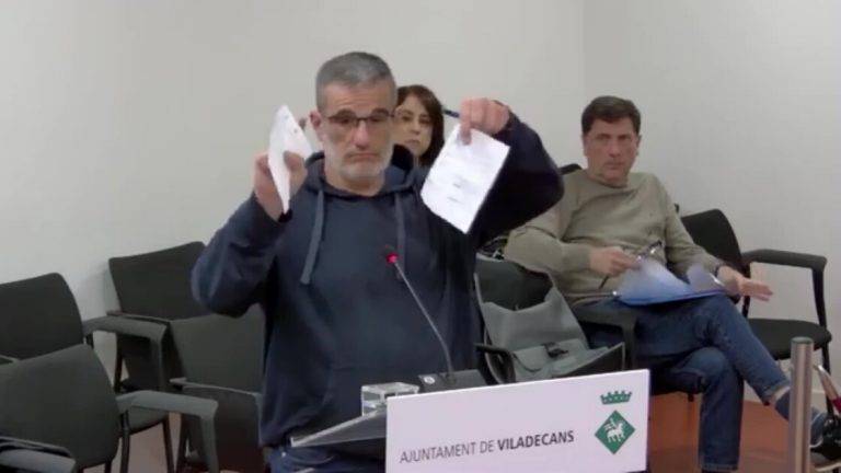FOTOGRAFÍA. VILADECANS (BARCELONA) REINO DE ESPAÑA, 27 DE MARZO DE 2025. En la imagen, Ceferino Porras, un padre de niños con Trastorno del Espectro Autista (TEA) en Viladecans (comarca del bajo Llobregat) Barcelona, durante el Pleno de este jueves. Lasvocesdelpueblo (Ñ Pueblo)