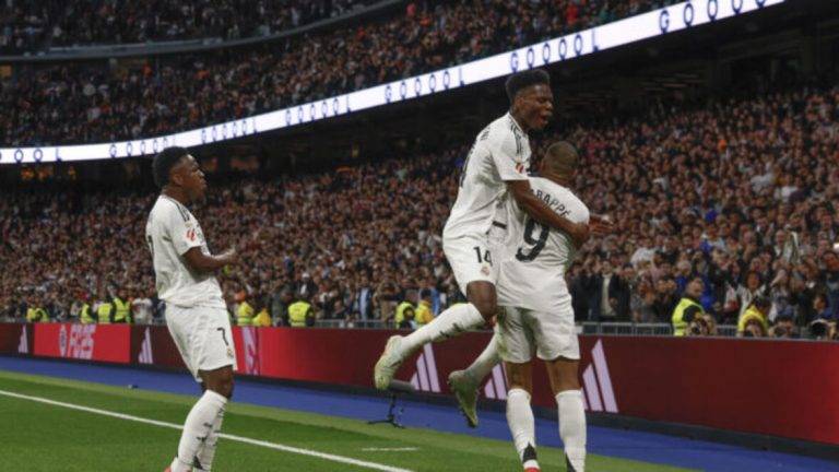FOTOGRAFÍA. MADRID (REINO DE ESPAÑA), 09 DE MARZO DE 2025. El delantero del Real Madrid Kylian Mbappé (d) celebra el primer gol durante el partido de la jornada 27 de LaLiga EA Sports entre el Real Madrid y el Rayo Vallecano este domingo en el Santiago Bernabéu. Efe