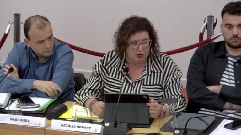 FOTOGRAFÍA. VILADECANS (BARCELONA) REINO DE ESPAÑA, 27 DE MARZO DE 2025. En la imagen, la concejal de Esquerra Republicana de Catalunya (ERC), en el Ayuntamiento de Viladecans, Natalia Morant Garrido (c), junto a sus compañeros Joan Bausa Soriano (d) y Marc Riera Minguet (i), durante el pleno de este jueves. Lasvocesdelpueblo (Ñ Pueblo)