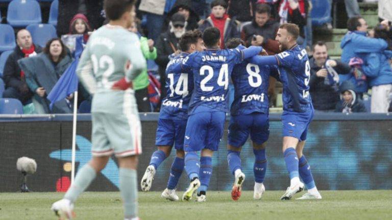 FOTOGRAFÍA. GETAFE (MADRID) REINO DE ESPAÑA, 09 DE MARZO DE 2024. El centrocampista del Getafe Mauro Arambarri (2d), celebra su segundo gol contra el Atlético de Madrid, durante el partido de la jornada 27 de LaLiga EA Sports que disputaron en el estadio Colisum de Getafe. Efe