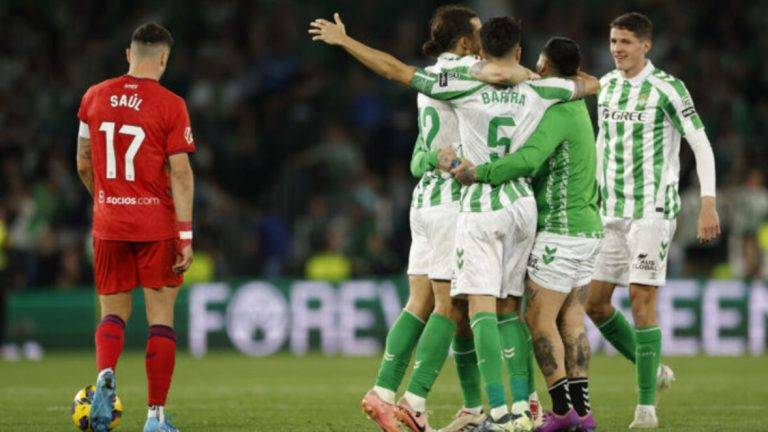 FOTOGRAFÍA. SEVILLA (ANDALUCÍA) REINO DE ESPAÑA, 30 DE MARZO DE 2025.- Los jugadores del Betis celebran la victoria tras el partido de la jornada 29 de LaLiga entre el Real Betis y el Sevilla FC, este domingo en el estadio Benito Villamarín.- Efe