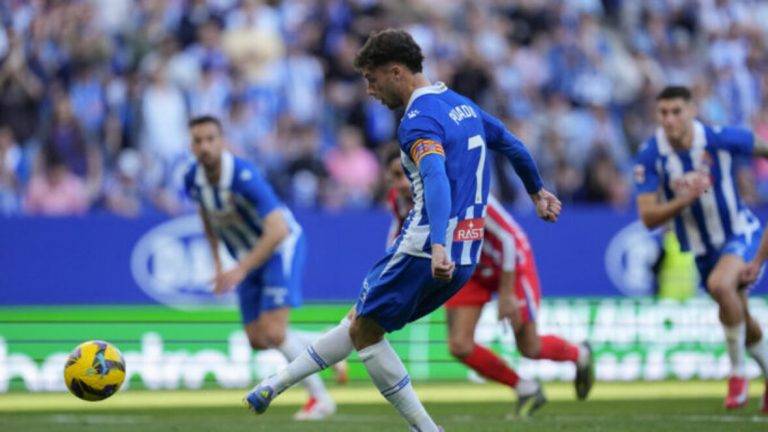 FOTOGRAFÍA. CORNELLÁ DE LLOBREGAT (BARCELONA) REINO DE ESPAÑA, 29 DE MARZO DE 2025. El centrocampista del RCD Espanyol Javier Puado marca gol de penalti contra el Atlético de Madrid, durante el partido de la jornada 29 de LaLiga entre el RCD Espanyol y el Atlético de Madrid, este sábado en el RCDE Stadium en Cornellá de Llobregat (Barcelona). Efe