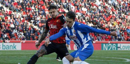 FOTOGRAFÍA. PALMA (ISLAS BALEARES) REINO DE ESPAÑA, 15 DE MARZO DE 2025. El defensa del Mallorca Pablo Maffeo (i) pelea un balón con el centrocampista del Espanyol Urko González durante el partido de LaLiga entre el Mallorca y el Espanyol, este sábado en el estadio de Son Moix. Efe