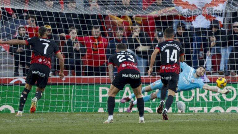 FOTOGRAFÍA. PALMA (ISLAS BALEARES) REINO DE ESPAÑA, 15 DE MARZO DE 2025. El portero del Espanyol Joan García (detrás) intenta detener un lanzamiento durante el partido de LaLiga entre el Mallorca y el Espanyol, este sábado en el estadio de Son Moix. Efe