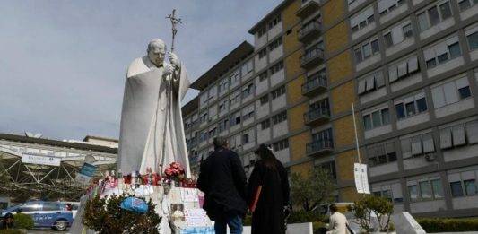 FOTOGRAFÍA. ROMA (ITALIA), 08 DE MARZO DE 2025. Detalle de un estatua de Juan Pablo II (nombre secular "Karol Józef Wojtyła") quien fue el papa 264º de la Iglesia católica y soberano de la Ciudad del Vaticano desde el 16 de octubre de 1978 hasta su muerte en 2005 ante el Policlínico Agostino Gemelli, donde ahora está ingresado el papa Francisco, (nombre secular Jorge Mario Bergoglio") quien es el 266º y actual papa de la Iglesia católica y como tal, es el jefe de Estado y el octavo soberano de El Vaticano, desde el pasado 14 de febrero de 2025 hasta la fecha de hoy, "a causa de una pulmonía bilateral". Lasvocesdelpueblo (Ñ Pueblo)