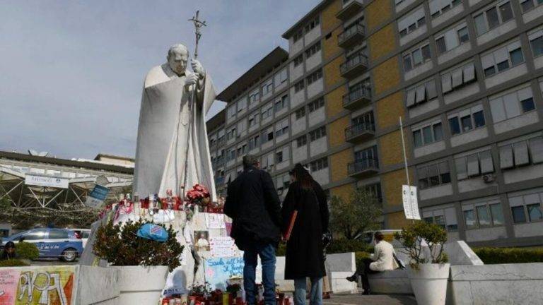 FOTOGRAFÍA. ROMA (ITALIA), 08 DE MARZO DE 2025. Detalle de un estatua de Juan Pablo II (nombre secular "Karol Józef Wojtyła") quien fue el papa 264º de la Iglesia católica y soberano de la Ciudad del Vaticano desde el 16 de octubre de 1978 hasta su muerte en 2005 ante el Policlínico Agostino Gemelli, donde ahora está ingresado el papa Francisco, (nombre secular Jorge Mario Bergoglio") quien es el 266º y actual papa de la Iglesia católica y como tal, es el jefe de Estado y el octavo soberano de El Vaticano, desde el pasado 14 de febrero de 2025 hasta la fecha de hoy, "a causa de una pulmonía bilateral". Lasvocesdelpueblo (Ñ Pueblo)