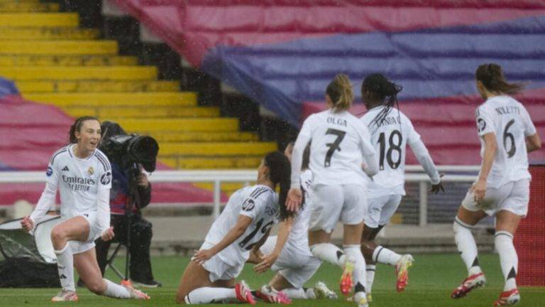 FOTOGRAFÍA. BARCELONA (REINO DE ESPAÑA), 23 DE MARZO DE 2025. La delantera del Real Madrid Caroline Weir, izq, celebra el gol conseguido ante el FC Barcelona durante el partido de Liga Femenina disputado este domingo en el Estadi Olímpic Lluís Companys. Efe
