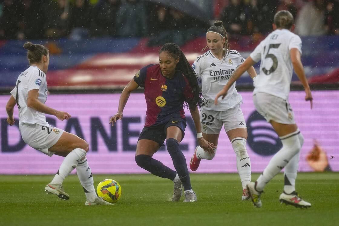 FOTOGRAFÍA. BARCELONA (REINO DE ESPAÑA), 23 DE MARZO DE 2025. La delantera del FC Barcelona Salma Paralluelo, disputa el balón ante Filippa Angeldahl, izq, y Athenea del Castillo, del Real Madrid, durante el partido de Liga Femenina disputado este domingo en el Estadi Olímpic Lluís Companys. EFE/Enric Fontcuberta