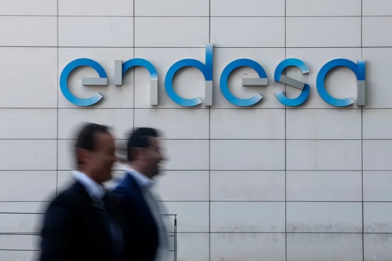 FOTOGRAFÍA. MADRID (REINO DE ESPAÑA), 27 DE FEBRERO DE 2025. Detalle de un Logo de Endesa. La compañía energética Endesa obtuvo un beneficio en 2024 de 1.888 millones de euros, lo que supone más que duplicar el beneficio del año anterior (742 millones de euros), por la normalización de los mercados energéticos de luz y gas, así como por la ausencia de impactos extraordinarios después de que en 2023 le afectara un laudo. Según ha informado este jueves la compañía a la Comisión Nacional del Mercado de Valores (CNMV), el resultado bruto de explotación, ebitda, fue de 5.293 millones de euros, un 40 % más que en el ejercicio previo, gracias a la aportación positiva de todos los segmentos de negocio. Efe