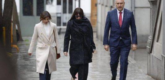 FOTOGRAFÍA. MÉRIDA (EXTREMADURA) REINO DE ESPAÑA, 27 DE FEBRERO DE 2025. En la imagen, Jessica Rodriguez Garcia (centro), la exmujer del imputado por corrupción exministro de Transportes y exsecretario de Organización del Partido Socialista (PSOE), José Luis Ábalos Meco, a su llegada al juzgado este 27 de febrero de 2025. Efe