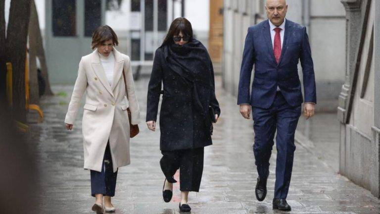 FOTOGRAFÍA. MÉRIDA (EXTREMADURA) REINO DE ESPAÑA, 27 DE FEBRERO DE 2025. En la imagen, Jessica Rodriguez Garcia (centro), la exmujer del imputado por corrupción exministro de Transportes y exsecretario de Organización del Partido Socialista (PSOE), José Luis Ábalos Meco, a su llegada al juzgado este 27 de febrero de 2025. Efe