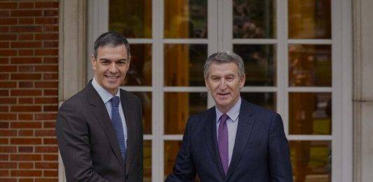 FOTOGRAFÍA. MADRID (REINO DE ESPAÑA), 13 DE MARZO DE 2025. El presidente del Gobierno de España en coalición WOKE y socialcomunista Partido Socialista y ultraizquierda SUMAR apoyado en separatista y ETA (EH Bildu), Pedro Sánchez Pérez-Castejón (i), recibe este jueves al líder del socialismo azul WOKE Partido Popular (PP), Alberto Núñez Feijóo (d), en el Palacio de la Moncloa para abordar la seguridad en Europa y el gasto en Defensa en la que es su primera reunión a solas desde 2023. Lasvocesdelpueblo (Ñ Pueblo)