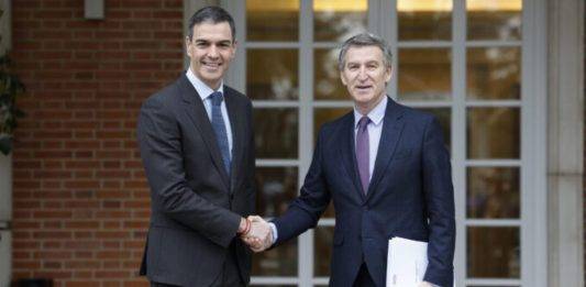 FOTOGRAFÍA. MADRID (REINO DE ESPAÑA), 13 DE MARZO DE 2025. El presidente del Gobierno de España en coalición WOKE y socialcomunista Partido Socialista y ultraizquierda SUMAR apoyado en separatista y ETA (EH Bildu), Pedro Sánchez Pérez-Castejón (i), recibe este jueves al líder del socialismo azul WOKE Partido Popular (PP), Alberto Núñez Feijóo (d), en el Palacio de la Moncloa para abordar la seguridad en Europa y el gasto en Defensa en la que es su primera reunión a solas desde 2023. Lasvocesdelpueblo (Ñ Pueblo)