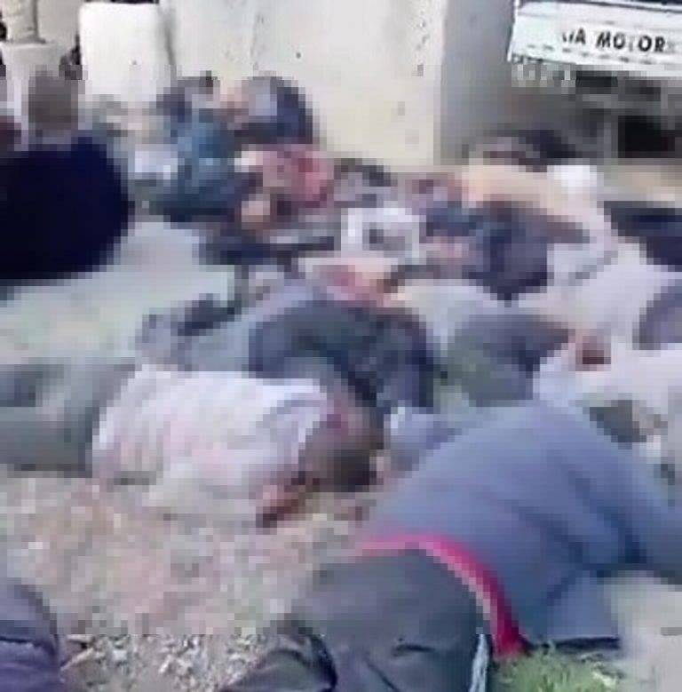 FOTOGRAFÍA. SIRIA, 08 DE MARZO DE 2025. Los soldados del nuevo Gobierno islamista de Siria masacran a los civiles cristianos y minoría alauita. "Cristianos y alauitas sirios están siendo masacrados por grupos terroristas musulmanes de Al Qaeda, y grupos Yihadistas más radicales del nuevo Gobierno islamista del presidente interino de Siria, Ahmed al Sharaa —considerado por la Unión Europea y militante de la WOKE en el Occidente como "moderado"—, que aterrorizan y asesinan sin piedad, y van más de 1.000 muertos recientemente en Siria. Muchos más cristianos y otros están desaparecidos. Se ha presentado una ola de movilizaciones en toda la región. Medios tradicionales de comunicación permanecen en un vergonzoso silencio. Oremos por los cristianos perseguidos y otras minorías en Siria. Padre amado, envía a tus Ángeles para proteger a tus hijos perseguidos. Cúbrelos con tu mano poderosa. Envía guerreros para defenderlos. Por el Santo Nombre de Jesús, Amén". Las nuevas fuerzas del nuevo Gobierno islamista de Siria están mayoritariamente compuestas por excombatientes de la ahora disuelta alianza yihadista Hayat Tahrir al Sham (HTS), la agrupación que lideró la ofensiva contra el tirano sirio Bachar Al Asad y cuyas raíces proceden del Frente Al Nusra, la exfilial de Al Qaeda en Siria. Captura vídeos de los propias nuevos militares islamistas de Siria difundidos por ellos mismos/Lasvocesdelpueblo (Ñ Pueblo)