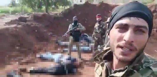 FOTOGRAFÍA. SIRIA, 08 DE MARZO DE 2025. Los soldados del nuevo Gobierno islamista de Siria masacran a los civiles cristianos y minoría alauita. "Cristianos y alauitas sirios están siendo masacrados por grupos terroristas musulmanes de Al Qaeda, y grupos Yihadistas más radicales del nuevo Gobierno islamista del presidente interino de Siria, Ahmed al Sharaa —considerado por la Unión Europea y militante de la WOKE en el Occidente como "moderado"—, que aterrorizan y asesinan sin piedad, y van más de 1.000 muertos recientemente en Siria. Muchos más cristianos y otros están desaparecidos. Se ha presentado una ola de movilizaciones en toda la región. Medios tradicionales de comunicación permanecen en un vergonzoso silencio. Oremos por los cristianos perseguidos y otras minorías en Siria. Padre amado, envía a tus Ángeles para proteger a tus hijos perseguidos. Cúbrelos con tu mano poderosa. Envía guerreros para defenderlos. Por el Santo Nombre de Jesús, Amén". Las nuevas fuerzas del nuevo Gobierno islamista de Siria están mayoritariamente compuestas por excombatientes de la ahora disuelta alianza yihadista Hayat Tahrir al Sham (HTS), la agrupación que lideró la ofensiva contra el tirano sirio Bachar Al Asad y cuyas raíces proceden del Frente Al Nusra, la exfilial de Al Qaeda en Siria. Captura vídeos de los propias nuevos militares islamistas de Siria difundidos por ellos mismos/Lasvocesdelpueblo (Ñ Pueblo)