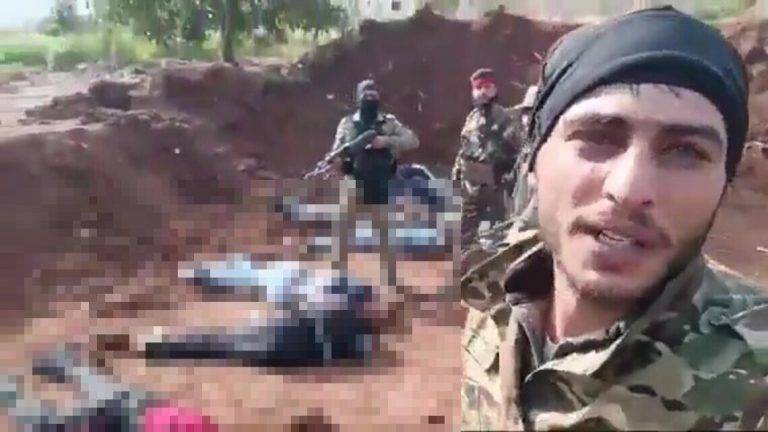 FOTOGRAFÍA. SIRIA, 08 DE MARZO DE 2025. Los soldados del nuevo Gobierno islamista de Siria masacran a los civiles cristianos y minoría alauita. "Cristianos y alauitas sirios están siendo masacrados por grupos terroristas musulmanes de Al Qaeda, y grupos Yihadistas más radicales del nuevo Gobierno islamista del presidente interino de Siria, Ahmed al Sharaa —considerado por la Unión Europea y militante de la WOKE en el Occidente como "moderado"—, que aterrorizan y asesinan sin piedad, y van más de 1.000 muertos recientemente en Siria. Muchos más cristianos y otros están desaparecidos. Se ha presentado una ola de movilizaciones en toda la región. Medios tradicionales de comunicación permanecen en un vergonzoso silencio. Oremos por los cristianos perseguidos y otras minorías en Siria. Padre amado, envía a tus Ángeles para proteger a tus hijos perseguidos. Cúbrelos con tu mano poderosa. Envía guerreros para defenderlos. Por el Santo Nombre de Jesús, Amén". Las nuevas fuerzas del nuevo Gobierno islamista de Siria están mayoritariamente compuestas por excombatientes de la ahora disuelta alianza yihadista Hayat Tahrir al Sham (HTS), la agrupación que lideró la ofensiva contra el tirano sirio Bachar Al Asad y cuyas raíces proceden del Frente Al Nusra, la exfilial de Al Qaeda en Siria. Captura vídeos de los propias nuevos militares islamistas de Siria difundidos por ellos mismos/Lasvocesdelpueblo (Ñ Pueblo)