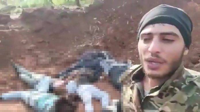 El nuevo Gobierno islamista de Siria masacra a los cristianos y minoría alauita con ejecuciones a sangre fría; unos actos de venganza contra niños; mujeres y ancianos (4) FOTOGRAFÍA. SIRIA, 08 DE MARZO DE 2025. Los soldados del nuevo Gobierno islamista de Siria masacran a los civiles cristianos y minoría alauita. "Cristianos y alauitas sirios están siendo masacrados por grupos terroristas musulmanes de Al Qaeda, y grupos Yihadistas más radicales del nuevo Gobierno islamista del presidente interino de Siria, Ahmed al Sharaa —considerado por la Unión Europea y militante de la WOKE en el Occidente como "moderado"—, que aterrorizan y asesinan sin piedad, y van más de 1.000 muertos recientemente en Siria. Muchos más cristianos y otros están desaparecidos. Se ha presentado una ola de movilizaciones en toda la región. Medios tradicionales de comunicación permanecen en un vergonzoso silencio. Oremos por los cristianos perseguidos y otras minorías en Siria. Padre amado, envía a tus Ángeles para proteger a tus hijos perseguidos. Cúbrelos con tu mano poderosa. Envía guerreros para defenderlos. Por el Santo Nombre de Jesús, Amén". Las nuevas fuerzas del nuevo Gobierno islamista de Siria están mayoritariamente compuestas por excombatientes de la ahora disuelta alianza yihadista Hayat Tahrir al Sham (HTS), la agrupación que lideró la ofensiva contra el tirano sirio Bachar Al Asad y cuyas raíces proceden del Frente Al Nusra, la exfilial de Al Qaeda en Siria. Captura vídeos de los propias nuevos militares islamistas de Siria difundidos por ellos mismos/Lasvocesdelpueblo (Ñ Pueblo)