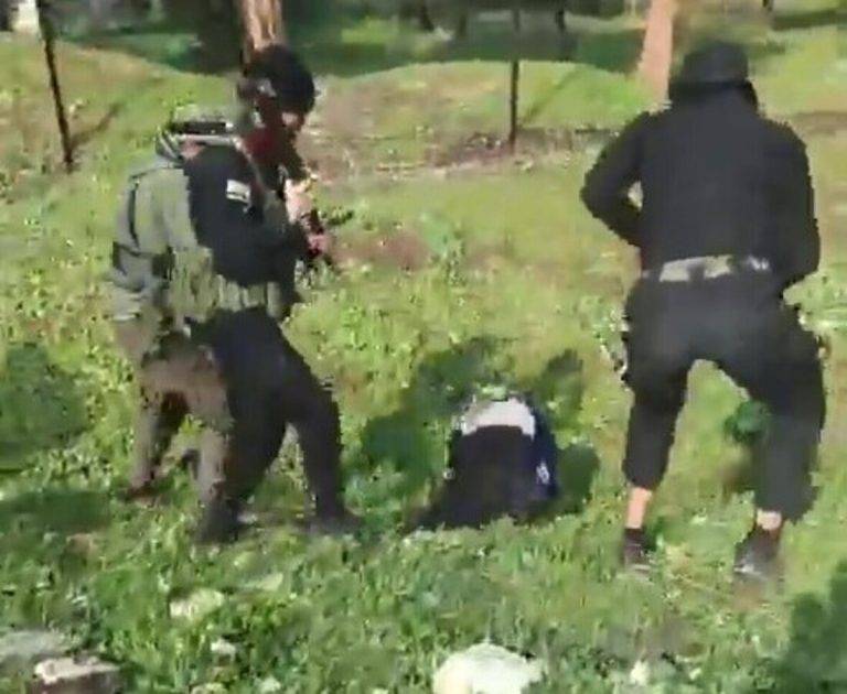 FOTOGRAFÍA. SIRIA, 08 DE MARZO DE 2025. Los soldados del nuevo Gobierno islamista de Siria masacran a los civiles cristianos y minoría alauita. "Cristianos y alauitas sirios están siendo masacrados por grupos terroristas musulmanes de Al Qaeda, y grupos Yihadistas más radicales del nuevo Gobierno islamista del presidente interino de Siria, Ahmed al Sharaa —considerado por la Unión Europea y militante de la WOKE en el Occidente como "moderado"—, que aterrorizan y asesinan sin piedad, y van más de 1.000 muertos recientemente en Siria. Muchos más cristianos y otros están desaparecidos. Se ha presentado una ola de movilizaciones en toda la región. Medios tradicionales de comunicación permanecen en un vergonzoso silencio. Oremos por los cristianos perseguidos y otras minorías en Siria. Padre amado, envía a tus Ángeles para proteger a tus hijos perseguidos. Cúbrelos con tu mano poderosa. Envía guerreros para defenderlos. Por el Santo Nombre de Jesús, Amén". Las nuevas fuerzas del nuevo Gobierno islamista de Siria están mayoritariamente compuestas por excombatientes de la ahora disuelta alianza yihadista Hayat Tahrir al Sham (HTS), la agrupación que lideró la ofensiva contra el tirano sirio Bachar Al Asad y cuyas raíces proceden del Frente Al Nusra, la exfilial de Al Qaeda en Siria. Captura vídeos de los propias nuevos militares islamistas de sSiria difundidos por ellos mismos/Lasvocesdelpueblo (Ñ Pueblo)