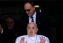 FOTOGRAFÍA. ROMA 8ITALIA), 23 D EMARZO DE 2025. El papa Francisco saludando a la multitud que le esperaba en las puertas del hospital donde ha estado ingresado 38 días. Efe