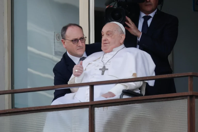 FOTOGRAFÍA. ROMA 8ITALIA), 23 D EMARZO DE 2025. El papa Francisco saludando a la multitud que le esperaba en las puertas del hospital donde ha estado ingresado 38 días. Efe