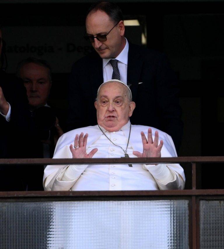 FOTOGRAFÍA. ROMA 8ITALIA), 23 D EMARZO DE 2025. El papa Francisco saludando a la multitud que le esperaba en las puertas del hospital donde ha estado ingresado 38 días. Efe