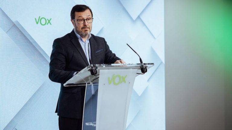 FOTOGRAFÍA. MADRID (COMUNIDAD DE MADRID) REINO DE ESPAÑA, 24 DE MARZO DE 2025. El portavoz nacional de VOX, José Antonio Fúster Lamelas, ha sido registrado este lunes durante una rueda de prensa posterior a la reunión del Comité de Acción Política (CAP) de VOX en calle Bambú 12 de madrid, sede nacional de la RESISTENCIA obrera y patriótica española que preside el líder opositor español Santiago Abascal Conde, tercera fuerza política dle Reino de España, VOX. Lasvocesdelpueblo (Ñ Pueblo)
