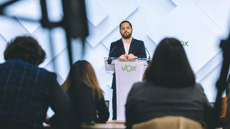 FOTOGRAFÍA. MADRID (REINO DE ESPAÑA, LUNES 17 DE MARZO DE 2025.El secretario general de VOX y presidente del Grupo Parlamentario en el Parlamento de Cataluña, Ignacio Garriga Vaz de Conceiçao, ha valorado hoy en rueda de prensa la situación en la Comunidad Valenciana tras las declaraciones del presidente del Gobierno  presidente de la Generalitat, Carlos Mazón Guixot, por el Partido Popular (PP). Lasvocesdelpueblo ( Ñ Pueblo)
