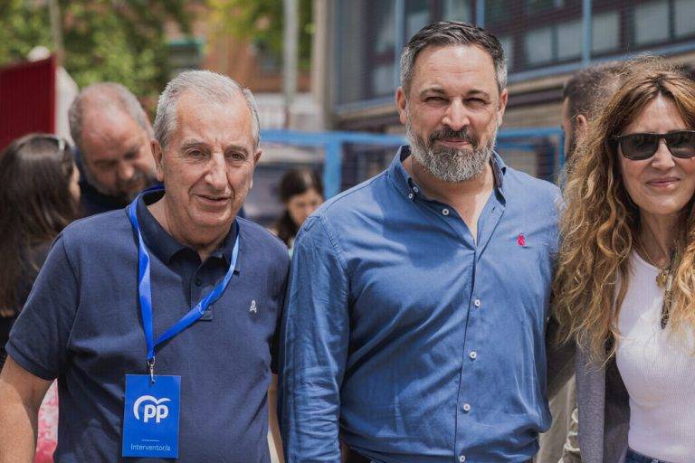 FOTOGRAFÍA. MADRID (REINO DE ESPAÑA, 09 DE JUNIO DE 2024. Llegada la jornada electoral de las elecciones al Parlamento Europeo tras una exitosa campaña electoral de VOX bajo lema "Nos van a oír", el presidente de VOX, Santiago Abascal Conde, ejerce su derecho al voto en medio de una gran expectación tanto de los asistentes -entre ellos interventores del socialismo azul WOKE partido Popular (PP) que han querido también mostrar su apoyo a VOX y a su líder- a su colegio electoral que le han reconocido de inmediato y le interpelan para varias cuestiones mostrando su preocupación por la situación sociopolítica del Reino de España como de los medios de comunicación que esperan las declaraciones del líder opositor español tras su votación. Lasvocesdelpueblo (Ñ Pueblo)