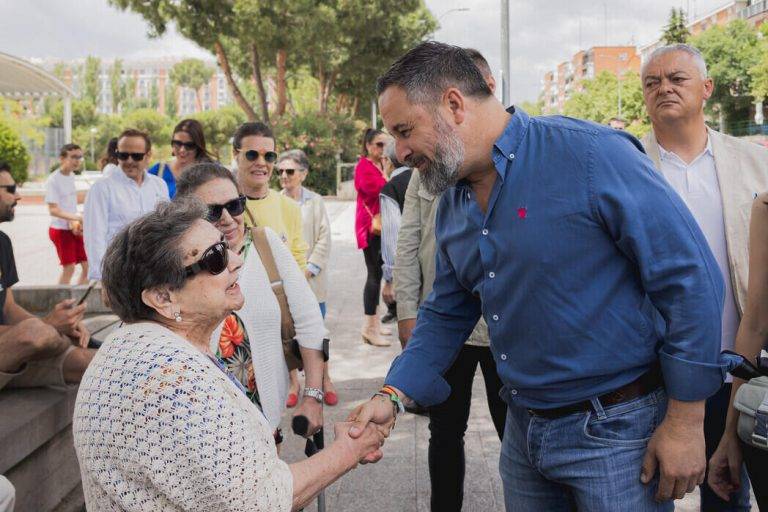 FOTOGRAFÍA. MADRID (REINO DE ESPAÑA, 09 DE JUNIO DE 2024. Llegada la jornada electoral de las elecciones al Parlamento Europeo tras una exitosa campaña electoral de VOX bajo lema "Nos van a oír", el presidente de VOX, Santiago Abascal Conde, ejerce su derecho al voto en medio de una gran expectación tanto de los asistentes a su colegio electoral que le han reconocido de inmediato y le interpelan para varias cuestiones mostrando su preocupación por la situación sociopolítica del Reino de España como de los medios de comunicación que esperan las declaraciones del líder opositor español tras su votación. Lasvocesdelpueblo (Ñ Pueblo)