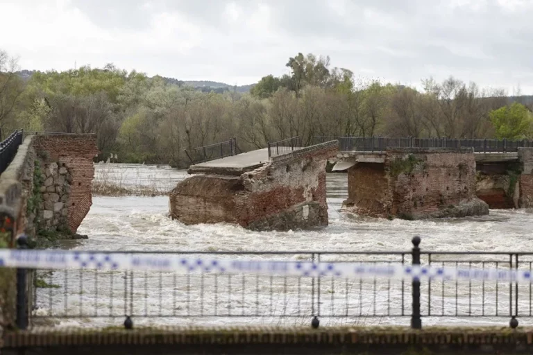 FOTOGRAFÍA. TALAVERA DE LA REINO (TOLEDO) REINO DE ESPAÑA, 23 DE MARZO DE 2025. Vista del puente viejo o "romano" derrumbado por la crecida del río Tajo a su paso por Talavera de la Reina, este domingo. La Agencia Estatal de Meteorología (Aemet) prevé para este domingo precipitaciones persistentes y probabilidad de que sean fuertes al final del día en zonas próximas al litoral cantábrico, además de nevadas con acumulaciones abundantes en los sistemas montañosos del norte, del centro peninsular y del sureste. Efe
