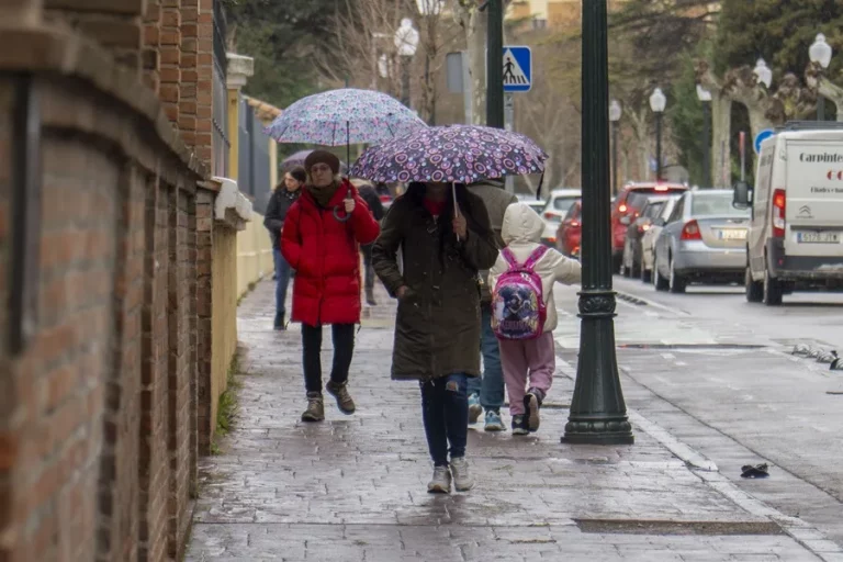 FOTOGRAFÍA. TERUEL (ARAGÓN) REINO DE ESPAÑA, 22 DE MARZO DE 2025. Lluvias en Teruel. La Agencia Estatal de Meteorología (Aemet) prevé para este domingo precipitaciones persistentes y probabilidad de que sean fuertes al final del día en zonas próximas al litoral cantábrico, además de nevadas con acumulaciones abundantes en los sistemas montañosos del norte, del centro peninsular y del sureste. Efe
