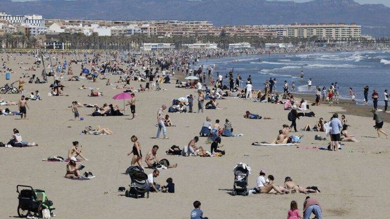FOTOGRAFÍA. VALENCIA (COMUNIDAD VALENCIANA) REINO DE ESPAÑA, 30 DE MARZO DE 2025. La playa de las Arenas de Valencia ha congregado este domingo a un gran número de visitantes que, aprovechando el ascenso de las temperaturas y los cielos despejados. Efe