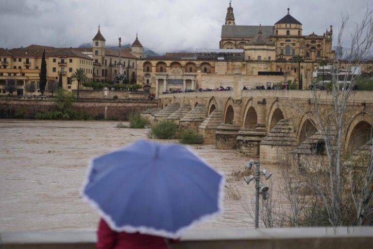 FOTOGRAFÍA. CÓRDOBA (COMUNIDAD AUTÓNOMA DE ANDALUCÍA) REINO DE ESPAÑA, 14 DE MARZO DE 2025. Detalle del río Guadalquivir este viernes a su paso por el Puente Romano de Córdoba; El río Guadalquivir entra en nivel de vigilancia al superar los dos metros. Efe