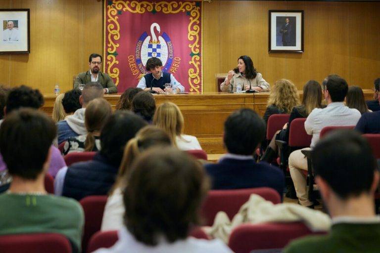 FOTOGRAFÍA. MADRID (REINO DE ESPAÑA), 27 DE MARZO DE 2025. El acto "España frente al abismo: el Estado de Derecho en juego", de la asociación juvenil española S'ha Acabat! (S'!) —con la participación de la diputada nacional y portavoz de emergencia demográfica y políticas sociales de VOX, Rocío de Meer Méndez, y el diputado nacional y portavoz en la Comisión de RTVE del PP, Eduardo Carazo— registró este jueves un éxito. Lasvocesdelpueblo (Ñ Pueblo)