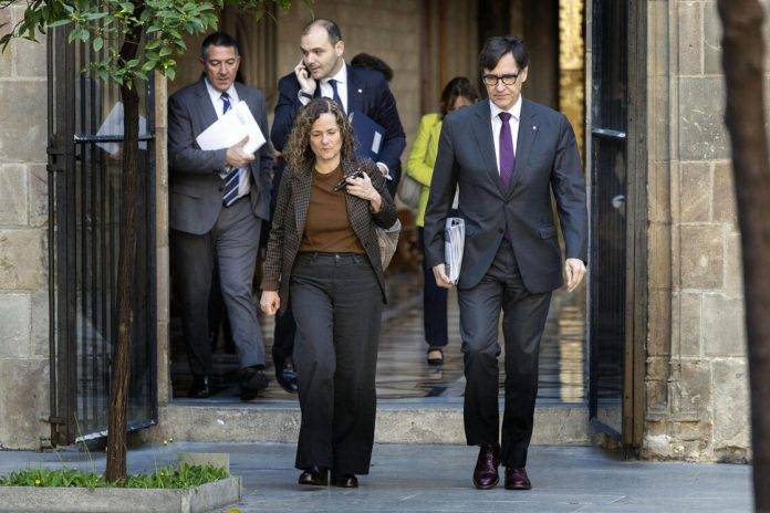 Illa: "Cualquier avance competencial y mejora del autogobierno es siempre bienvenido" FOTOGRAFÍA. BARCELONA (CATALUÑA) REINO DE ESPAÑA, 04 DE MARZO DE 2025. El presidente catalán, Salvador Illa Roca, acompañado por la consellera de Cultura, Sònia Hernández, a su llegada a la reunión semanal del Consell Executiu, este martes. Efe