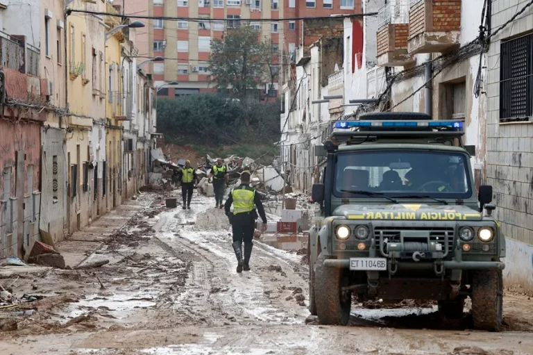 FOTOGRAFÍA. BARRANCO DE TORRENTE (PROVINCIA DE VALENCIA) COMUNIDAD VALENCIANA (REINO DE ESPAÑA), 04 DE NOVIEMBRE DE 2024. Labores de limpieza y seguridad de la Policía militar y Guardia Civil en una calle aledaña al Barranco de Torrente, por los efectos devastadores de la Depresión Aislada en Niveles Altos (DANA) o (gota fría) que ha asolado numerosos municipios de la provincia de Valencia (Comunidad Valenciana) del pasado miércoles 29 de octubre de 2024. Efe