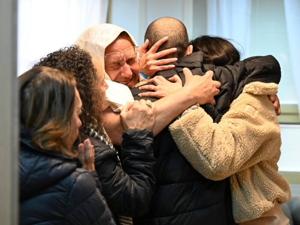 FOTOGRAFÍA. ISRAEL, 08 DE FEBRERO DE 2025. El rehén Eliyahu Sharabi, entregado a Israel por parte del grupo terrorista islamofascista y antisemita Hamas ISIS tras 491 días de cautiverio en el califato islámico de Gaza, ha sido registrado durante su emotivo reencuentro con su familia este sábado, 8 de febrero de 2025. Se trata de las  primeras fotos de Eliyahu Sharabi reuniéndose con su madre Hanna y su hermana Osnat en el punto de recepción inicial de los secuestrados entregado a la Cruz Roja por parte de los terroristas asesinos del mal puro Hamás ISIS a cambio de encarcelamiento de unos 33 presos terroristas, de acuerdo con el pacto firmado por las partes para la Fase I del cuerdo. Lasvocesdelpueblo (Ñ Pueblo)