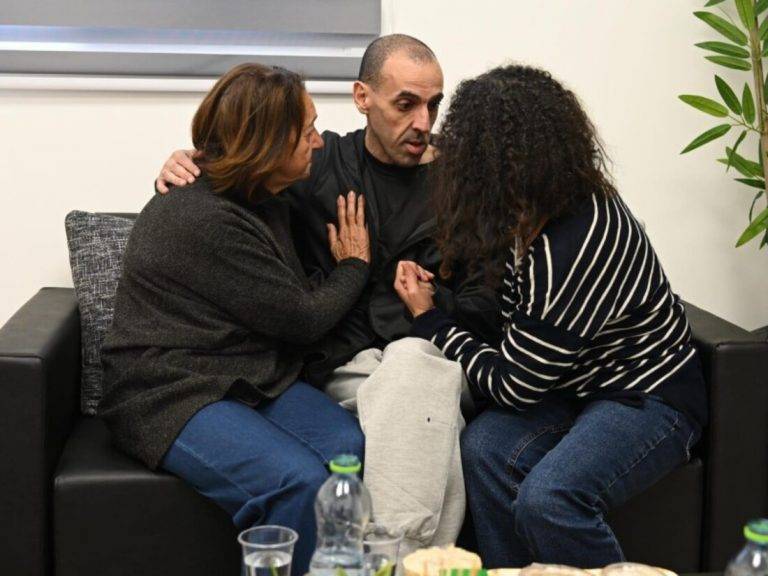 FOTOGRAFÍA. ISRAEL, 08 DE FEBRERO DE 2025. El rehén Eliyahu Sharabi, entregado a Israel por parte del grupo terrorista islamofascista y antisemita Hamas ISIS tras 491 días de cautiverio en el califato islámico de Gaza, ha sido registrado durante su emotivo reencuentro con su familia este sábado, 8 de febrero de 2025. Se trata de las  primeras fotos de Eliyahu Sharabi reuniéndose con su madre Hanna y su hermana Osnat en el punto de recepción inicial de los secuestrados entregado a la Cruz Roja por parte de los terroristas asesinos del mal puro Hamás ISIS a cambio de encarcelamiento de unos 33 presos terroristas, de acuerdo con el pacto firmado por las partes para la Fase I del cuerdo. Lasvocesdelpueblo (Ñ Pueblo)