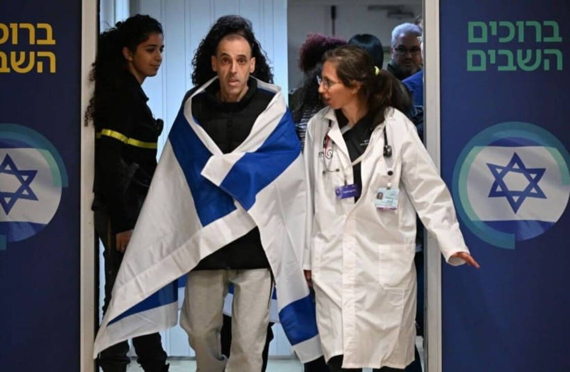 FOTOGRAFÍA. ISRAEL, 08 DE FEBRERO DE 2025. El rehén Eliyahu Sharabi, entregado a Israel por parte del grupo terrorista islamofascista y antisemita Hamas ISIS tras 491 días de cautiverio en el califato islámico de Gaza, ha sido registrado durante su emotivo reencuentro con su familia este sábado, 8 de febrero de 2025. Se trata de las  primeras fotos de Eliyahu Sharabi reuniéndose con su madre Hanna y su hermana Osnat en el punto de recepción inicial de los secuestrados entregado a la Cruz Roja por parte de los terroristas asesinos del mal puro Hamás ISIS a cambio de encarcelamiento de unos 33 presos terroristas, de acuerdo con el pacto firmado por las partes para la Fase I del cuerdo. Lasvocesdelpueblo (Ñ Pueblo)