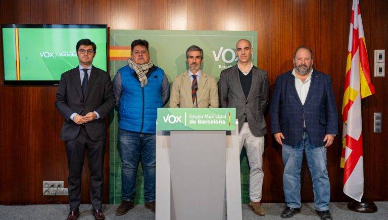 FOTOGRAFÍA. BARCELONA (REINO DE ESPAÑA), 26 DE MARZO DE 2025. El presidente del Grupo Municipal de VOX en el Ayuntamiento de Barcelona, Gonzalo de Oro-Pulido Plaza (c); junto al concejal de VOX, Liberto Senderos Oliva (d); ha denunciado hoy en rueda de prensa la grave situación de inseguridad que viven vecinos y familias del barrio de Sant Gervasi por la presencia del centro de primera acogida en la Calle Císter, ubicado junto a un colegio. Lasvocesdelpueblo (Ñ Pueblo)