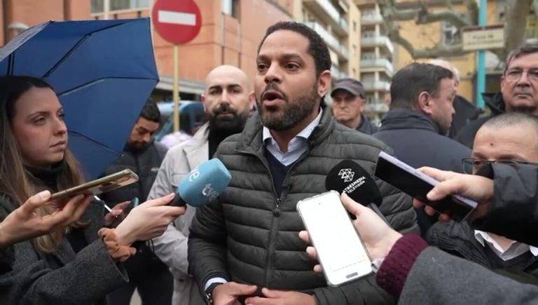 FOTOGRAFÍA. SALT (GERONA) CATALUÑA (REINO DE ESPAÑA), 13 DE MARZO DE 2025. l secretario general de VOX y presidente del Grupo Parlamentario en el Parlamento de Cataluña, Ignacio Garriga Vaz de Conceiçao (i), ofrece una rueda de prensa en Salt, municipio de la provincia española de Gerona, azotado gravemente y fuertemente por las consecuencias de la invasión migratoria, junto al portavoz del grupo Municipal de VOX en el Ayuntamiento de la ciudad, Sergi Fabri Llavero (d). Lasvocesdelpueblo (Ñ Pueblo)