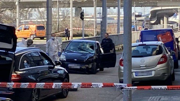 FOTOGRAFÍA. MANNHEIM (ALEMANIA), 03 DE MARZO DE 2025. Alemania es nuevamente azotada por el terrorismo. Un ciudadano alemán denuncia que "Nuevo atropello masivo en Mannheim (Alemania): Presunto atentado terrorista". "Arma más coche. Ya hay al menos un muerto, ciudadano alemán". Muchos otros están heridos". "Hay miembros amputados y sangre en la calle. Estos son los frutos de la "diversidad" que los militantes de la WOKE (progresista)". "Este es el resultado de la inmigración. ¡Remigración ahora!". Lasvocesdelpueblo (Ñ Pueblo)